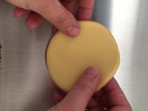 将黄色面片叠加到红色面片上