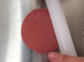 用擀面杖稍微擀一下，让它们充分贴合