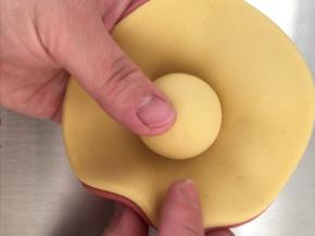 黄色面片向上，包入馅料，豆沙，奶黄馅都可以，我没准备馅料，包了一块面团