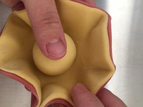 如图所示，将外皮捏几个角