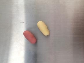 另取一小块黄色和红色面团
