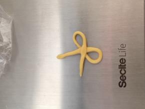 黄色面团搓细长条做一个蝴蝶结