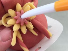 再压一朵花花，花花是用翻糖模具压的