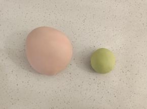 将主材料混合揉成超级无敌光滑的面团，取250克揉入少量红曲粉，剩余的揉入青汁粉