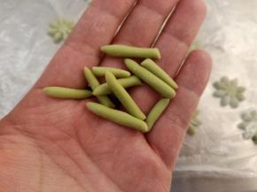 剩余的绿色面团搓细长条，截取适量的长度做草莓蒂