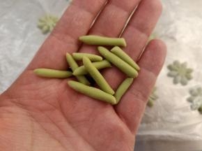 剩余的绿色面团搓细长条，截取适量的长度做草莓蒂