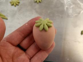 叶子刷一层薄薄的牛奶粘到草莓主体上