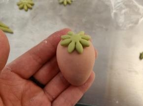 叶子刷一层薄薄的牛奶粘到草莓主体上