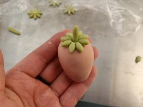 刷一点点牛奶，将草莓蒂插进去