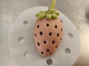 草莓上刷一层牛奶，将黑芝麻一颗颗粘上去，稍微压进去一些，防止发酵的时候掉落（这一步有点麻烦，但是手速要快一些，要不然前面的已经发酵了后面的还没粘好）