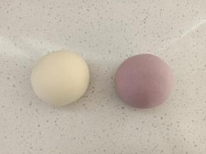 主材料混合揉成超级无敌光滑的面团，平均分成2份，其中一份揉入适量紫薯粉