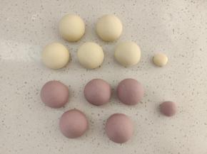 两个面团分别分成5个20克的小面团，剩余的备用