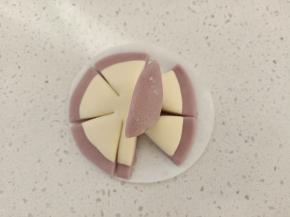 两边的向中间靠拢，可以刷一点牛奶粘一下