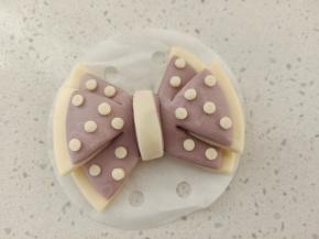 还可以将颜色调换一下，白色面团擀大一些，紫色面团擀小一些