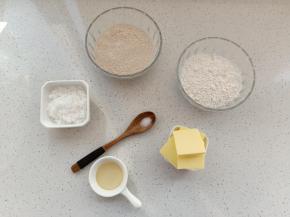 准备好所有材料，黄油提前软化（牛奶没有上镜）