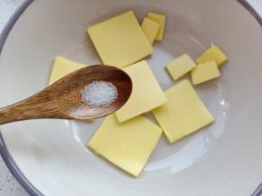 将盐加入软化好的黄油