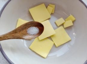 将盐加入软化好的黄油