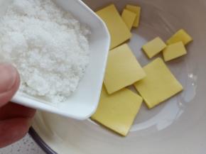 再加入白砂糖，将黄油充分搅拌均匀