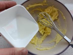 加入牛奶，充分搅拌均匀