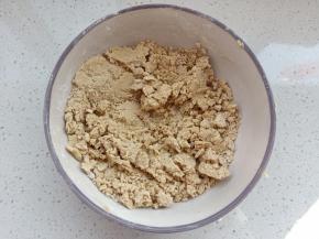 用刮刀翻拌均匀至无干粉