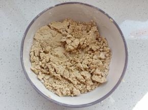 用刮刀翻拌均匀至无干粉