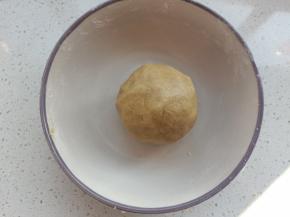 用手抓捏成团，包保鲜膜放冰箱冷藏松弛30分钟