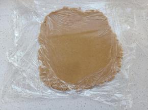 上下各铺一层保鲜膜或者油纸，用擀面杖擀成2-3mm 厚的薄片