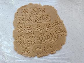 用喜欢的模具压出造型，尽量大小一致