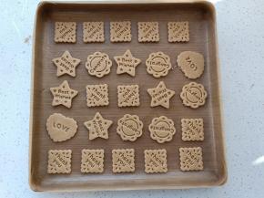 轻轻拿起，摆入烤盘