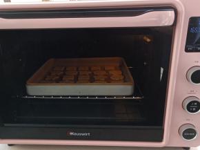 送入预热好的烤箱165度中层烤20分钟左右