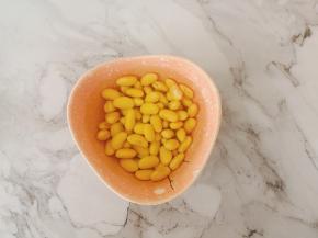 
1.黄豆提前浸泡一夜。
