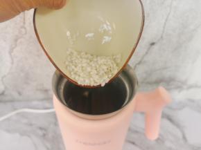 .把浸泡后的大米，清洗干净，倒入破壁机。