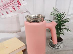 破壁机内加入适量清水，水的份量不要超过内壁300ml的水位线。