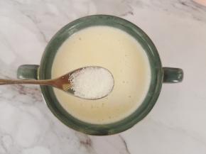 倒入杯中，加入适量糖就可以喝了，老少皆宜哦！