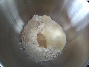 将除黄油和盐以外的材料按顺序放入厨师机桶