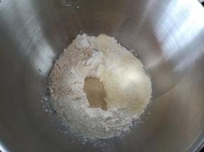 将除黄油和盐以外的材料按顺序放入厨师机桶