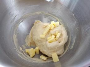 加入盐和软化好的黄油