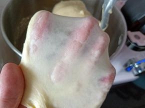 2档3档变换着揉至可以拉出薄而韧的手套膜