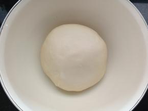 盖保鲜膜放温暖处发酵至两倍大