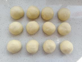 平均分成12份，揉圆，盖保鲜膜松弛10分钟