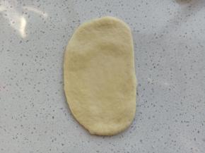 取一份松弛好的面团擀成椭圆形