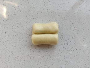 上下两端朝中间卷起