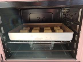 烤箱放一碗温水，进行第二次发酵（不需要开温度）