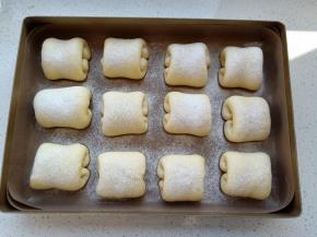 发酵至两倍大后取出撒一层薄薄的面粉