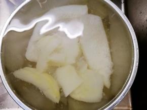 经过多次焯水的柚子皮用清水浸泡过夜，然后轻轻挤掉水份