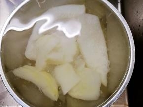 经过多次焯水的柚子皮用清水浸泡过夜，然后轻轻挤掉水份