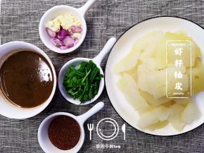 红葱头和蒜米切碎，小米椒切碎（这次家里没有小米椒，没放，放了好吃呢），用2勺鲍鱼汁或蚝油，适量豉油、少许盐、糖、适量的水搅拌做成鲍汁