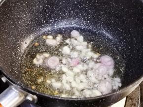 锅中放入红葱头和蒜蓉爆香