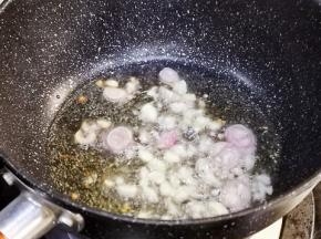 锅中放入红葱头和蒜蓉爆香