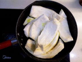 切除柚子皮黄色外皮，放锅中加入清水煮10分钟，放凉后轻轻按压去掉水份，这个过程重复2-3次。